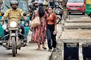 എരഞ്ഞിപ്പാലത്ത് തുറന്നുകിടന്ന ഓടയിലേക്ക് ബൈക്ക് യാത്രക്കാരൻ വീണു; ഒഴിവായത് വൻ ദുരന്തം