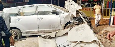 വടകരയിൽ നിയന്ത്രണം വിട്ട കാർ കടയിലേക്ക് ഇടിച്ചുകയറി; സ്ത്രീക്ക് പരിക്ക്