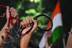 മെഡിക്കൽ കോളേജ് ഡോക്ടർമാരുടെ സമരം ശക്തമാകുന്നു; ഒപിക്ക് പിന്നാലെ ശസ്ത്രക്രിയകളും ബഹിഷ്കരിക്കുന്നു