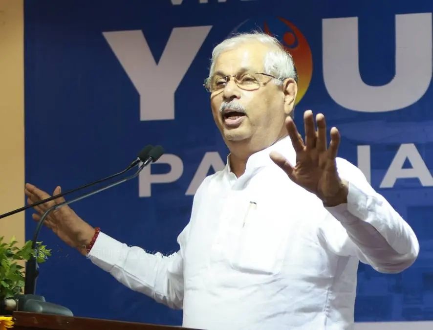 സർവകലാശാലകളിൽ വിദ്യാർഥി രാഷ്ട്രീയം നിയന്ത്രിക്കണമെന്ന് ഗവർണർ