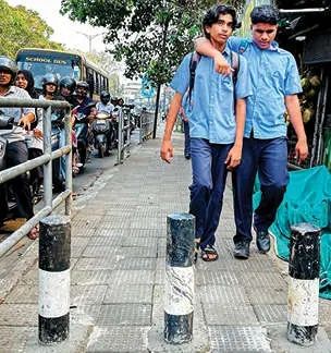 പ്രഭാവതിയമ്മയുടെ ഇടപെടൽ ഫലം കണ്ടു; എരഞ്ഞിപ്പാലത്ത് നടപ്പാതയിൽ തടസ്സങ്ങൾ സ്ഥാപിച്ച് പി.ഡബ്ല്യു.ഡി.