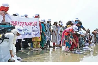 നിയമനം നീളുന്നു; റാങ്ക് ലിസ്റ്റ് കടലിലൊഴുക്കി എൽ.പി.എസ്.ടി. ഉദ്യോഗാർഥികളുടെ പ്രതിഷേധം