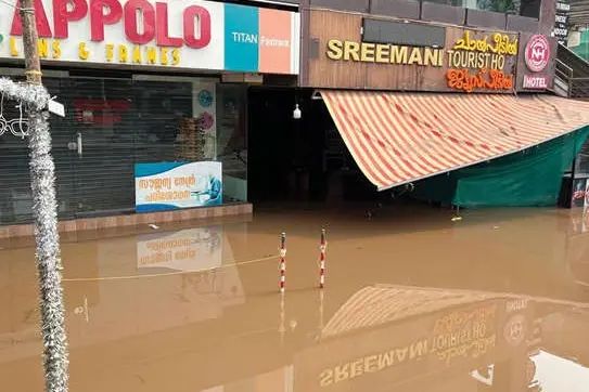 മഴയിൽ മുങ്ങി വടകര; ദേശീയപാതാ നിർമ്മാണത്തിലെ അനാസ്ഥയിൽ വ്യാപാരികൾക്ക് കനത്ത ആഘാതം
