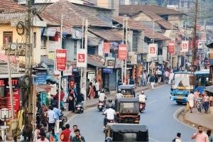 തലയുയർത്തി അപകടക്കെട്ടിടങ്ങൾ