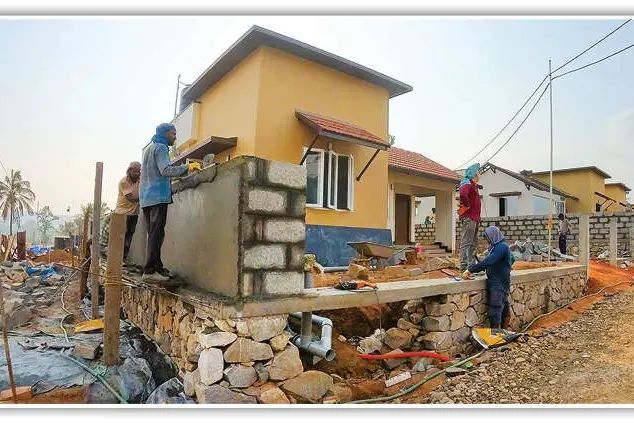 വീടുകളുടെ ചുറ്റുമതിൽ നിർമാണവും പുരോഗമിക്കുന്നു