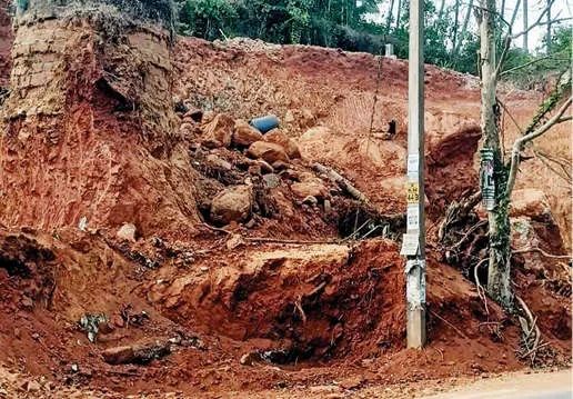 കാക്കൂർ ഇയ്യക്കുഴിവളവിൽ അശാസ്ത്രീയ മണ്ണെടുപ്പ്; ഭീതിയോടെ യാത്രക്കാർ