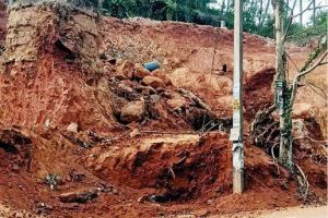 കാക്കൂർ ഇയ്യക്കുഴിവളവിൽ അശാസ്ത്രീയ മണ്ണെടുപ്പ്; ഭീതിയോടെ യാത്രക്കാർ