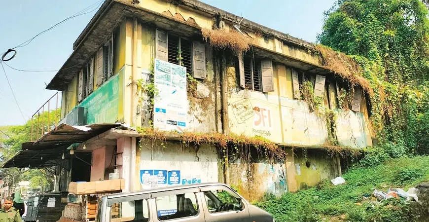 കൊടുവള്ളി ടൗണിൽ അപകടക്കെണിയായി പഴയ വില്ലേജ് ഓഫീസ് കെട്ടിടം; ഏതുനിമിഷവും തകർന്നുവീഴാവുന്ന അവസ്ഥ