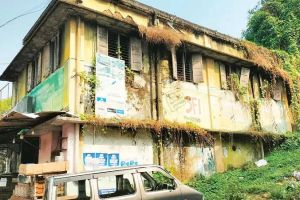 കൊടുവള്ളി ടൗണിൽ അപകടക്കെണിയായി പഴയ വില്ലേജ് ഓഫീസ് കെട്ടിടം; ഏതുനിമിഷവും തകർന്നുവീഴാവുന്ന അവസ്ഥ