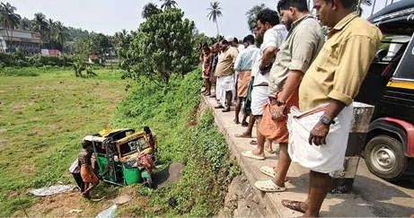 പേരാമ്പ്ര ബൈപ്പാസിൽ ഓട്ടോ താഴ്ചയിലേക്ക് മറിഞ്ഞു; മൂന്ന് പേർക്ക് പരിക്ക്