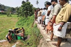 പേരാമ്പ്ര ബൈപ്പാസിൽ ഓട്ടോ താഴ്ചയിലേക്ക് മറിഞ്ഞു; മൂന്ന് പേർക്ക് പരിക്ക്