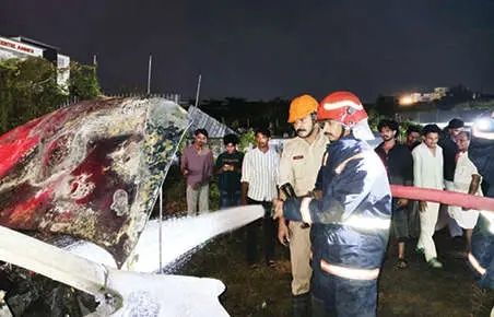 കോഴിക്കോട് ജാഫർഖാൻ കോളനി റോഡിൽ പാർക്ക് ചെയ്തിരുന്ന കാർ കത്തിനശിച്ചു