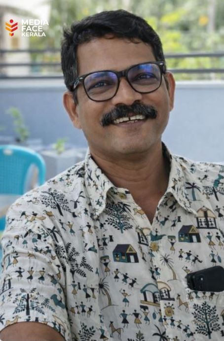 നിശബ്ദമായ വസന്തം: പ്രസാദിൻ്റെ ഷർട്ടിലെ ഗോത്രകലയും കവിമനസ്സും :ദിവാകരൻ ചോമ്പാല