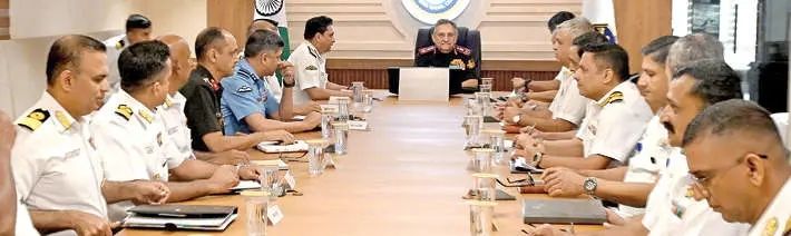 ഡിഫൻസ് ചീഫ് കൊച്ചി നാവികത്താവളം സന്ദർശിച്ചു