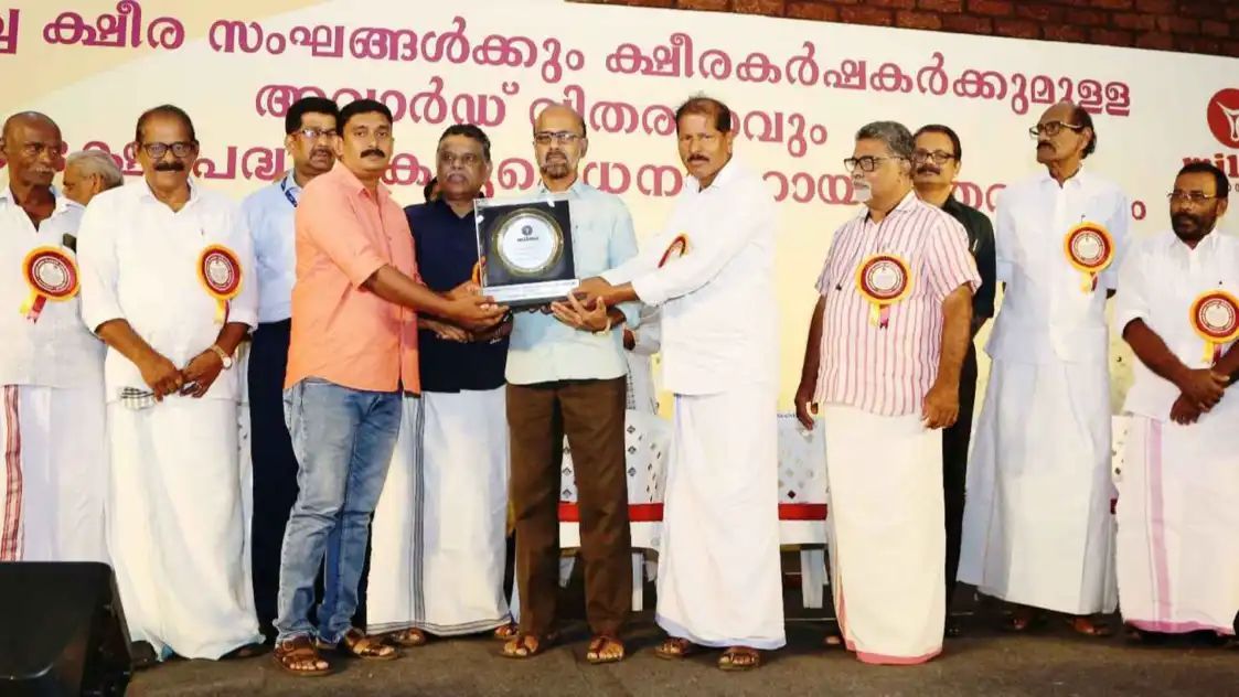 ജില്ലയിലെ മികച്ച ബി.എം.സി സംഘമായി കൂരാച്ചുണ്ട് ക്ഷീരസംഘം; പുരസ്കാരം ഏറ്റുവാങ്ങി