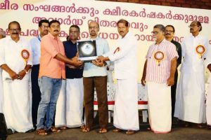 ജില്ലയിലെ മികച്ച ബി.എം.സി സംഘമായി കൂരാച്ചുണ്ട് ക്ഷീരസംഘം; പുരസ്കാരം ഏറ്റുവാങ്ങി