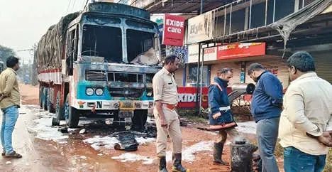 കാബിനുള്ളിലെ പാചകവാതക സിലിൻഡർ പൊട്ടിത്തെറിച്ച് ലോറിക്ക് തീപിടിച്ചു