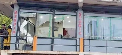 ചാത്തമംഗലത്ത് മദ്യപിച്ചെത്തിയ യുവാവിന്റെ കല്ലേറ്; സ്റ്റുഡിയോ തകർത്തു, മൂന്നുപേർക്ക് പരിക്ക്