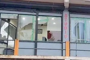 ചാത്തമംഗലത്ത് മദ്യപിച്ചെത്തിയ യുവാവിന്റെ കല്ലേറ്; സ്റ്റുഡിയോ തകർത്തു, മൂന്നുപേർക്ക് പരിക്ക്