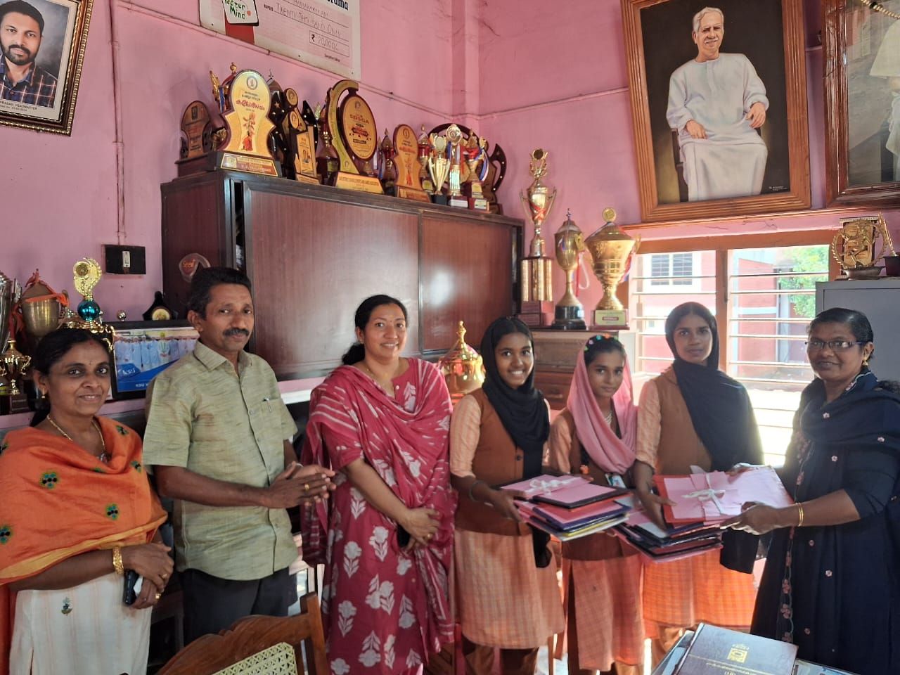 പത്താം ക്ലാസുകാർക്ക് 'ഫയൽ' റെഡി; മധുരപലഹാരത്തിന് പകരം സ്നേഹസമ്മാനവുമായി ഏഴാം ക്ലാസിലെ കുട്ടിപ്പട!