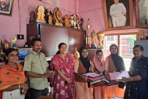 പത്താം ക്ലാസുകാർക്ക് 'ഫയൽ' റെഡി; മധുരപലഹാരത്തിന് പകരം സ്നേഹസമ്മാനവുമായി ഏഴാം ക്ലാസിലെ കുട്ടിപ്പട!