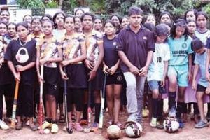 നാമക്കുഴിയിൽ പന്തുതട്ടും, 100 വനിതകൾ