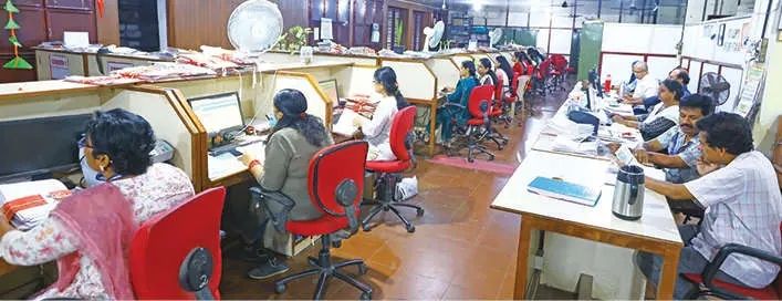 രാത്രിയിലും ജോലിചെയ്‌ത്‌ പ്രതിഷേധിച്ച് മോട്ടോർ വാഹനവകുപ്പ് ജീവനക്കാർ