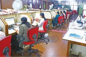 രാത്രിയിലും ജോലിചെയ്‌ത്‌ പ്രതിഷേധിച്ച് മോട്ടോർ വാഹനവകുപ്പ് ജീവനക്കാർ