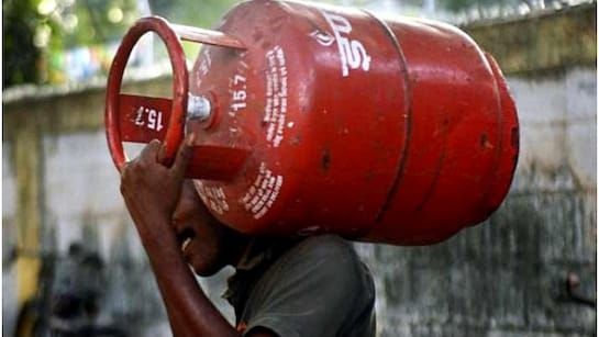 പശ്ചിമേഷ്യൻ സംഘർഷം വിനയായി; ഗാർഹിക സിലിണ്ടറിന് 60 രൂപ കൂട്ടി, പാചകവാതക വിലയിൽ വൻ വർധനവ്