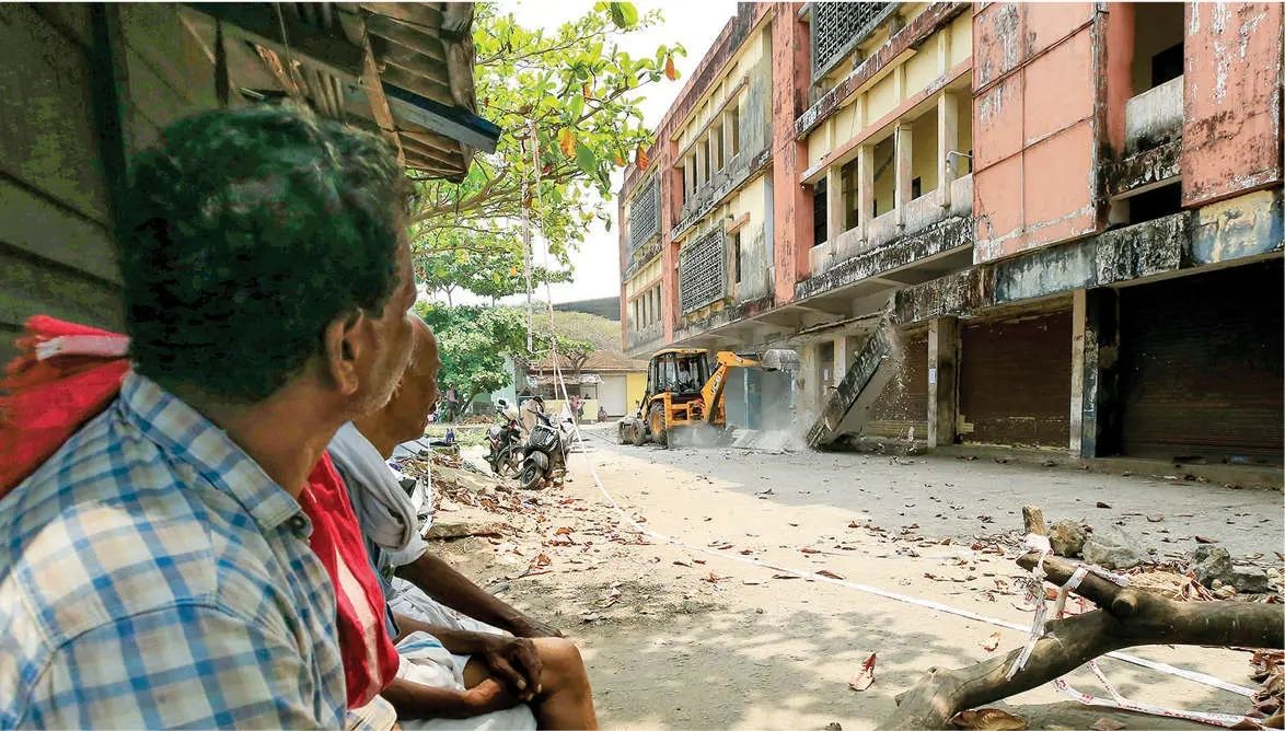 വലിയങ്ങാടി ദുരന്തം: അപകടാവസ്ഥയിലുള്ള കെട്ടിടം പൊളിച്ചുതുടങ്ങി