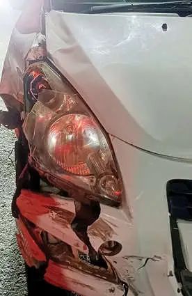 കോഴിക്കോട് നിയന്ത്രണം വിട്ട കാർ ഇരുചക്രവാഹനങ്ങളിലിടിച്ചു; രണ്ടുപേർക്ക് ഗുരുതര പരിക്ക്