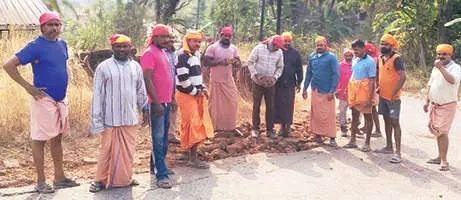 തൊഴിലാളികൾ കൈകോർത്തു; റോഡ് ഗതാഗതയോഗ്യമായി