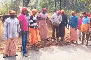 തൊഴിലാളികൾ കൈകോർത്തു; റോഡ് ഗതാഗതയോഗ്യമായി