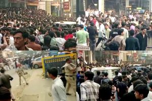 ഒരു രൂപയ്ക്ക് ഷൂ; കോഴിക്കോട്ട് പരസ്യം വിശ്വസിച്ചെത്തിയവർ ഉന്തും തള്ളും, പോലീസ് ലാത്തിവീശി