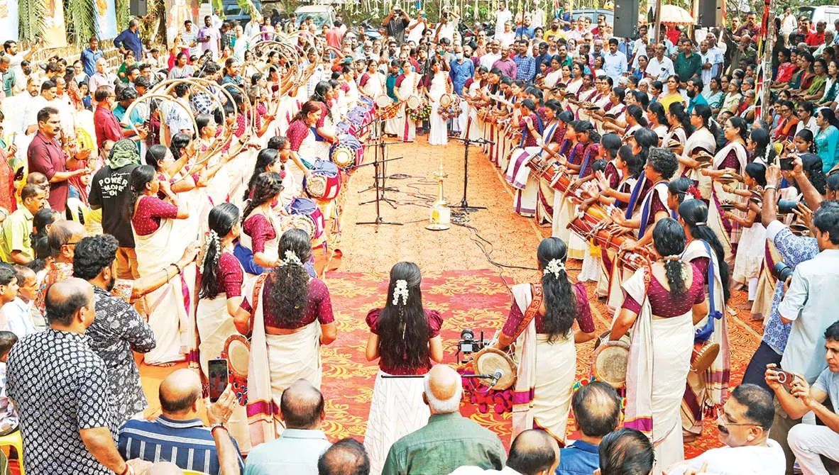 ചരിത്രത്തിലേക്ക് കൊട്ടിക്കയറി75 വനിതകൾ