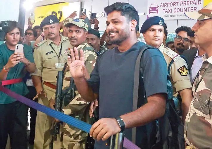 വിജയത്തിലും നാടിൻ്റെ സ്നേഹം: ആവേശം പകർന്ന് സഞ്ജുവെത്തി