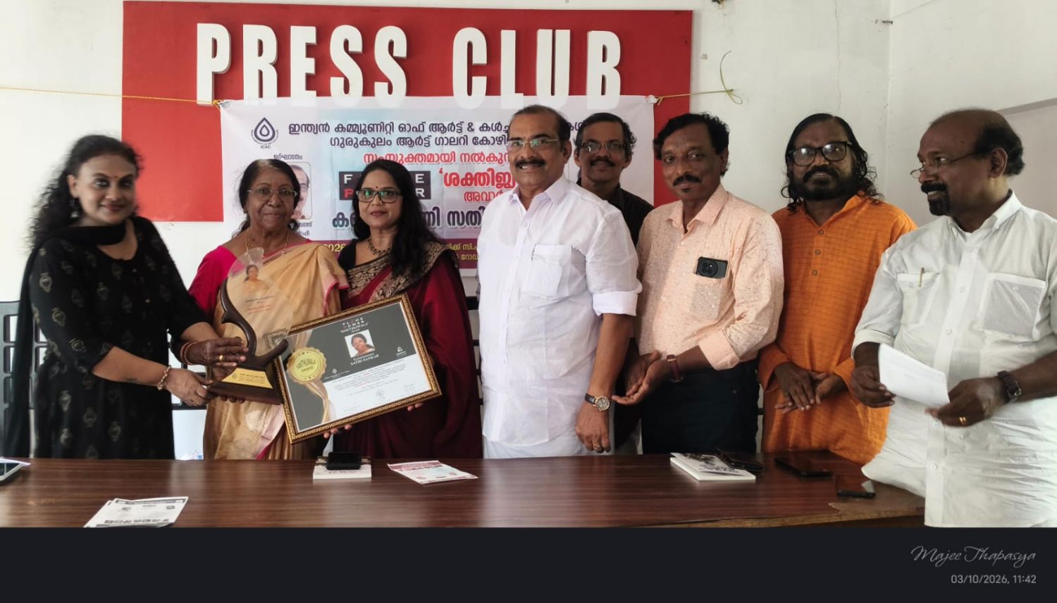 ആർട്ടിസ്റ്റ് സതീ ശങ്കറിന് ഫ്ലെയിം പവർ അവാർഡ് സമ്മാനിച്ചു.