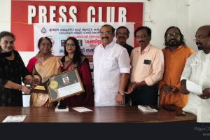 ആർട്ടിസ്റ്റ് സതീ ശങ്കറിന് ഫ്ലെയിം പവർ അവാർഡ് സമ്മാനിച്ചു.