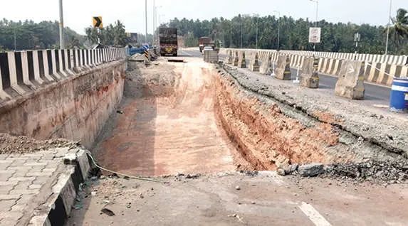 മൂരാടുപാലം അനുബന്ധ റോഡിലെ വിള്ളലിന് പരിഹാരം തേടുന്നു; റോഡ് കുഴിച്ച് മണ്ണുനീക്കി പുനർനിർമാണം ആരംഭിച്ചു