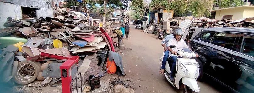 വഴിമുട്ടി കാൽനടയാത്രക്കാർ; ലോറി സ്റ്റാൻഡ് റോഡിൽ കൈയേറ്റം രൂക്ഷം
