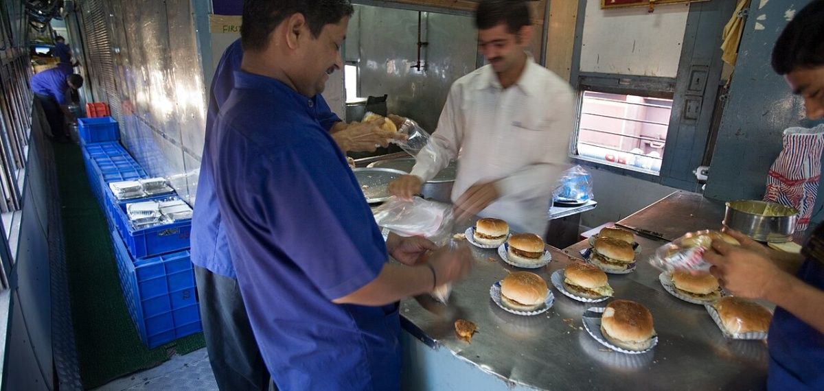 എൽപിജി പ്രതിസന്ധി റെയിൽവേയെയും ബാധിക്കുന്നു; ട്രെയിനുകളിൽ ഭക്ഷണവിതരണം നിർത്തിയേക്കും, പണം റീഫണ്ട് ചെയ്യാൻ ഐആർസിടിസി