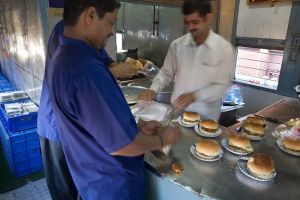 എൽപിജി പ്രതിസന്ധി റെയിൽവേയെയും ബാധിക്കുന്നു; ട്രെയിനുകളിൽ ഭക്ഷണവിതരണം നിർത്തിയേക്കും, പണം റീഫണ്ട് ചെയ്യാൻ ഐആർസിടിസി