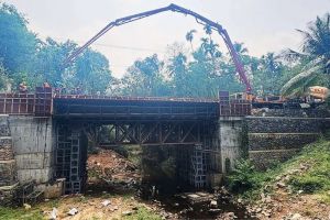 മലയോരത്തിന് പുതുജീവൻ: പുല്ലൂരാംപാറ കാളിയാമ്പുഴയിൽ ആധുനിക പാലം ഒരുങ്ങുന്നു
