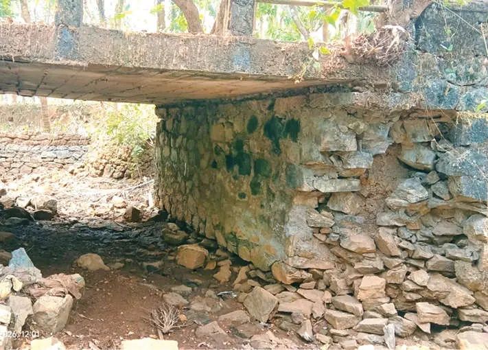 തകർച്ചയുടെ വക്കിൽ ചുഴലിത്തോട് പാലം; കാൽനടയാത്രക്കാരും വാഹനങ്ങളും അപകടഭീഷണിയിൽ, പരാതിയുമായി നാട്ടുകാർ