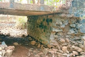 തകർച്ചയുടെ വക്കിൽ ചുഴലിത്തോട് പാലം; കാൽനടയാത്രക്കാരും വാഹനങ്ങളും അപകടഭീഷണിയിൽ, പരാതിയുമായി നാട്ടുകാർ