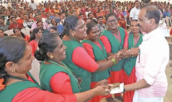 ആറ്റുകാൽ പൊങ്കാല!  ശുചീകരണത്തൊഴിലാളികളെയും ജീവനക്കാരെയും ആദരിച്ചു