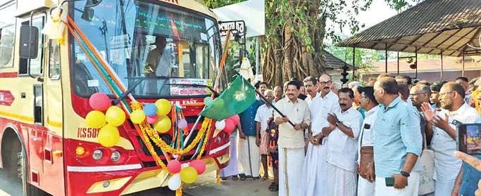തിരുവനന്തപുരം-ചേലക്കര-ഒറ്റപ്പാലം സൂപ്പർഫാസ്റ്റ് ബസിന് ഫ്ലാഗ്ഓഫ്