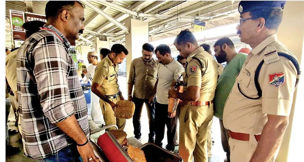 തിരൂർ റെയിൽവേസ്റ്റേഷനിൽ കഞ്ചാവു വേട്ട