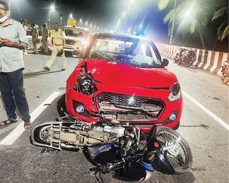 കോരപ്പുഴ പാലത്തിന് സമീപം കാറും ബൈക്കും കൂട്ടിയിടിച്ചു; രണ്ട് യുവാക്കൾക്ക് പരിക്ക്