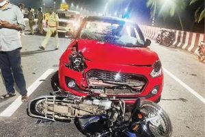 കോരപ്പുഴ പാലത്തിന് സമീപം കാറും ബൈക്കും കൂട്ടിയിടിച്ചു; രണ്ട് യുവാക്കൾക്ക് പരിക്ക്